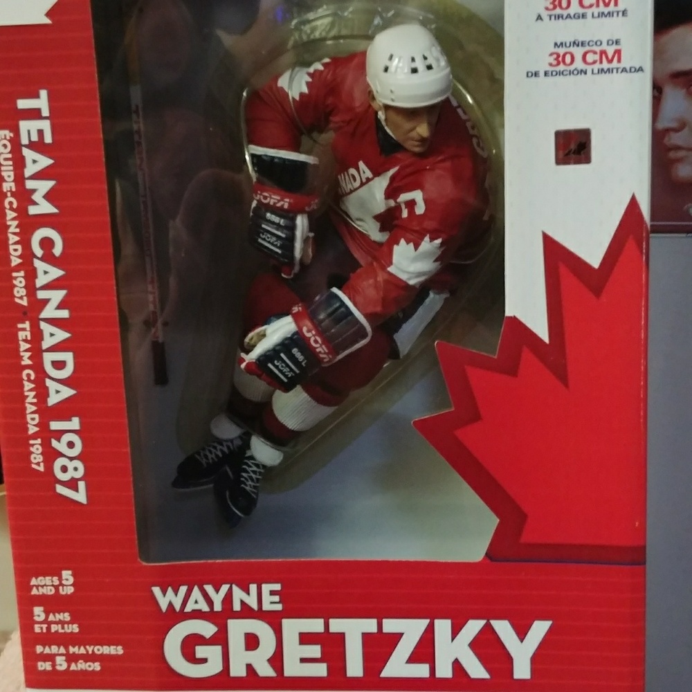Wayne gretzky statue